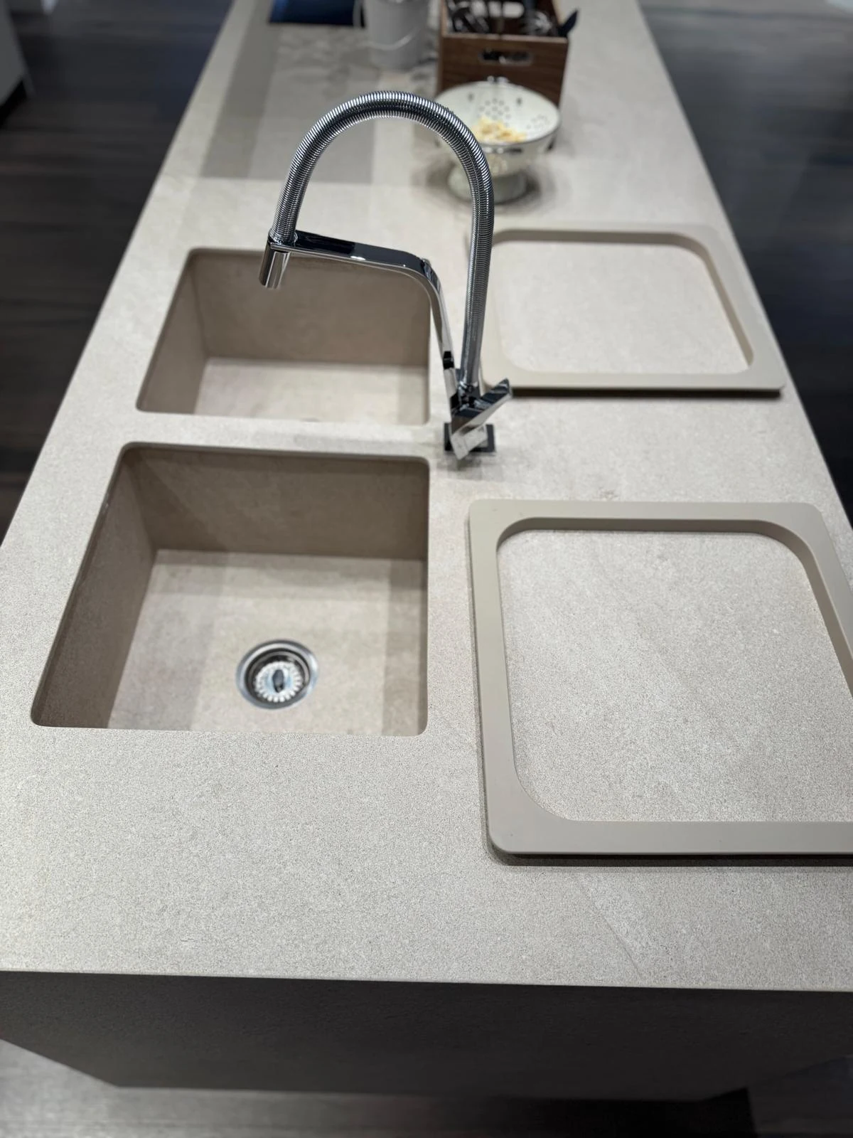 Fregadero doble con los dos protectores beige retirados y colocados junto a cada hueco