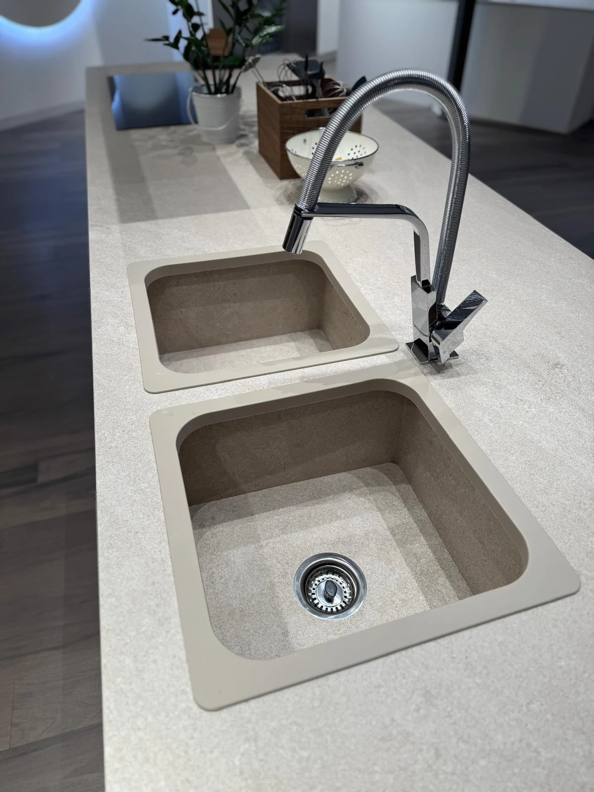 Dos protectores Protenlux beige colocados en los huecos independientes de un fregadero doble