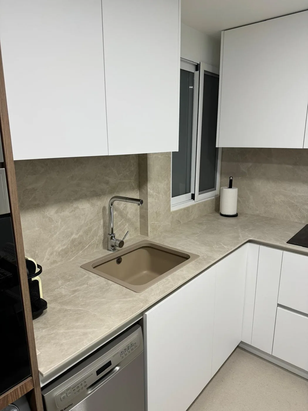 Cocina clara con protector beige