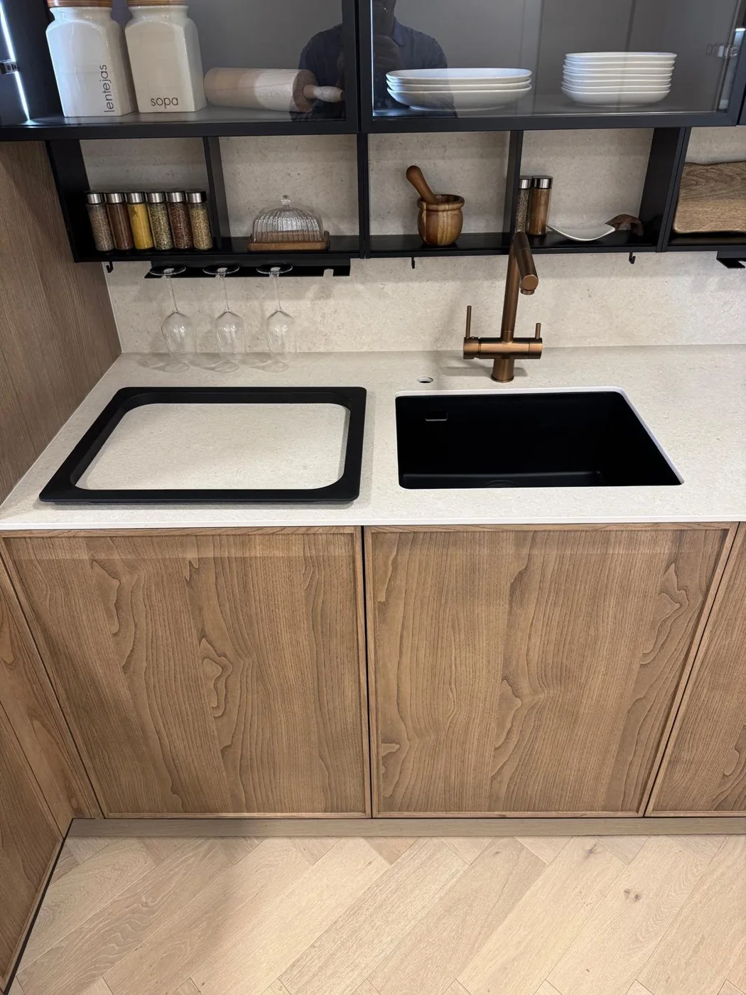 Cocina doméstica con protector blanco