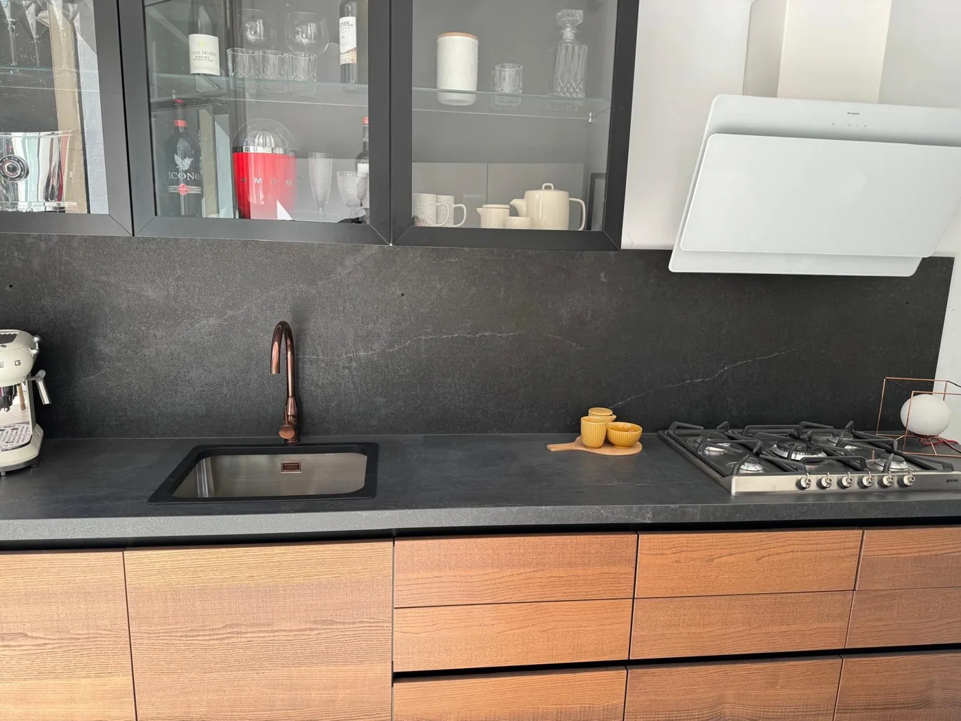 Cocina oscura con protector negro junto al fregadero